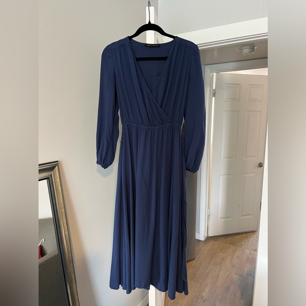 Navy blue v-neck maxi dress w/belt!